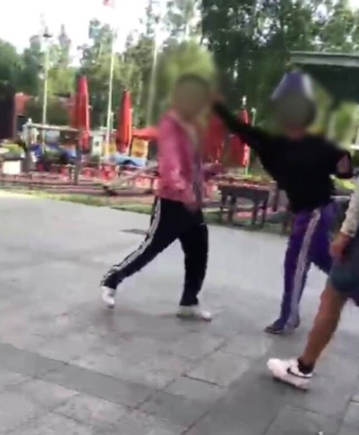 Tapahtumasta kuvattiin myös kännykkävideo.