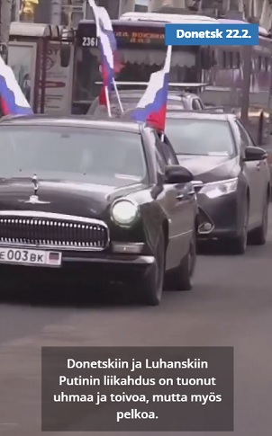 Ohessa venäläismies GAZ-autossaan liput liehuen = Natsi. Kuvakaappaus YLE:n videolta.