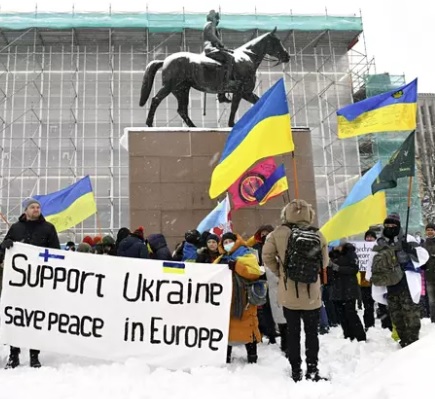 Ukrainan puolesta huutavia liput liehuen = Natseja. Kuva IS.