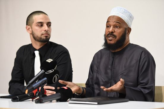 Muslimisaarnaaja Bilal Philips (kuvassa oik.) piti tiedotustilaisuuden Vantaalla Martinlaakson koululla maaliskuussa 2014. Hän on Tanskan radikaalisaarnaajien maahantulon kieltolistalla, mutta kiisti Suomessa vieraillessaan syytökset muslimien radikalisoinnista.
