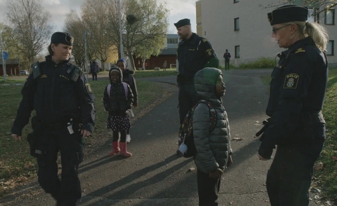 Tjärna Ångar Taalainmaalla sai lisää aluepoliiseja kuusi vuotta sitten. Alueella asuvat lapset kertovat viihtyvänsä lähiössä, vaikka joskus iltaisin on levotonta. Kuva: Frans Huhta / SVT