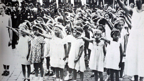 Natsit kasvattivat uutta sukupolvea mm. Hitler Jugend - sekä Lebensborn- järjestöjen avulla.jpg
