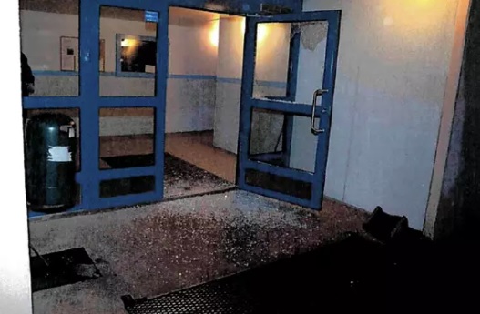Poliisipartio joutui rikkomaan kerrostalon ulko-oven päästäkseen uhrin luokse. KUVA: POLIISI
