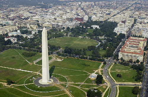 Washington-monumentti sekä taustalla puiden ympäröimä Valkoinen talo.jpg