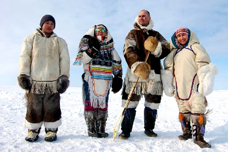 Grönlannin inuiitteja perinteisissä talviasuissaan.jpg