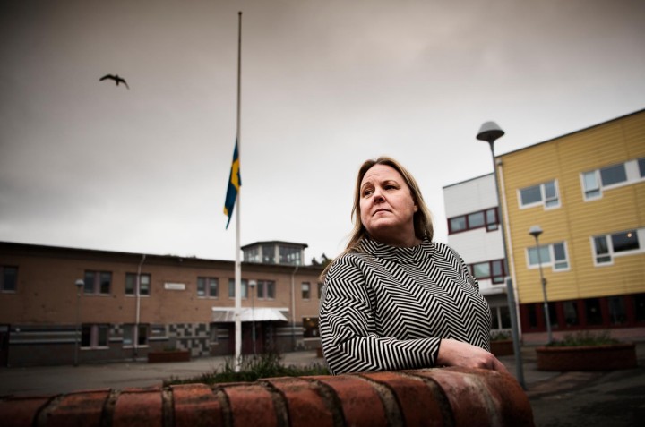 Tämä surullinen kuva kertoo kaiken - on tavallinen ruotsalainen nainen, tavallinen ympäristö, lokki ja lippu puolitangossa