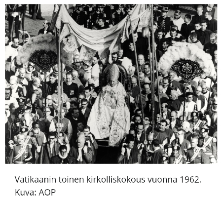 Paavia kannetaan kulkueessa.jpg