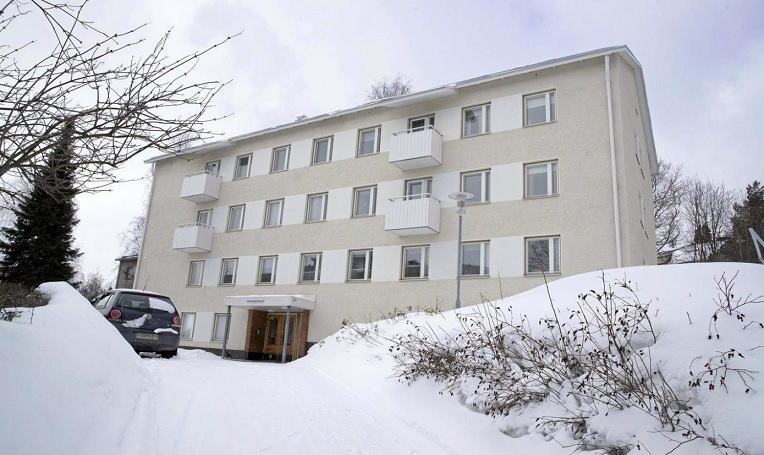 Kaksi puukotuksista tapahtui kerrostalossa Kuopion Haapaniemellä. Kuva Tuire Punkki/Savon Sanomat.