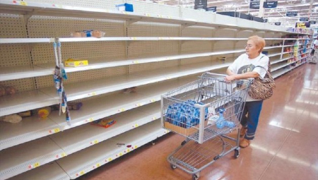 Tyhjiä hyllyjä ruokakaupassa.jpg