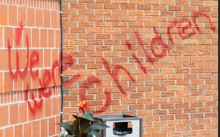 Kirkkoihin kohdistui myös muuta ilkivaltaa. Tässä on töhritty katolisen kirkon seinää Calgaryssa.jpg