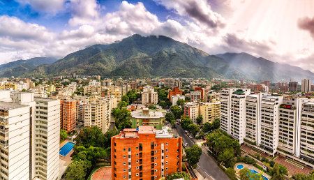 Rutiköyhäksi köyhtyneiden venezuelalaisten pääkaupunki Caracas näyttää tältä.jpg