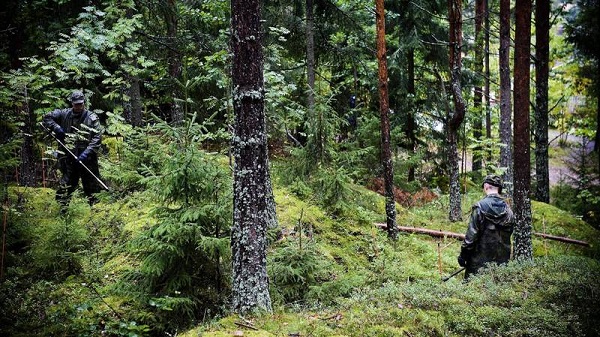 Poliisi etsi puolustusvoimien virka-avulla tekovälinettä rikospaikan alueelta neljä päivää teon jälkeen.