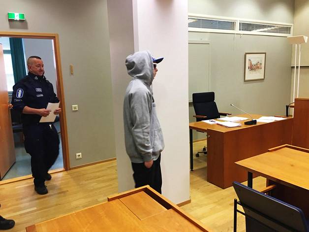 Syytetty 18-vuotias nokialaismies saapui oikeudenkäyntiin torstaina. (KUVA: JUKKA HARJU / HS)