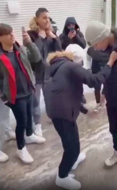 Kuvakaappaus videolta. Mikki Hiiren kokoinen käy kiinni ja kaataa etuoikeutetun.