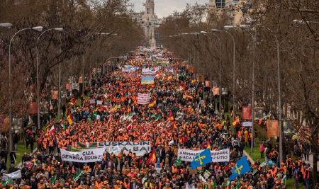 Espanjalaiset maanviljelijät tukijoineen protestoivat energiahintojen nousua.jpg