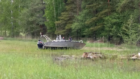 Miehet karauttivat suoraan maihin varastetulla veneellä Pyhtään Lököressä torstaina. Kolmikko löydettiin piileskelemästä saunasta. Kuva: Toni Reingoldt
