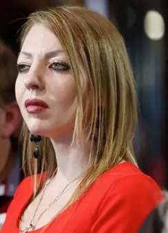 Rufi ry:n puheenjohtajaksi yhdistysrekisteriin merkitty Daria Skippari-Smirnov Paavo Väyrysen vaalivalvojaisissa vuonna 2018. Skippari-Smirnov sanoo olevansa nykyään varapuheenjohtaja. KUVA: SAMI KERO / HS