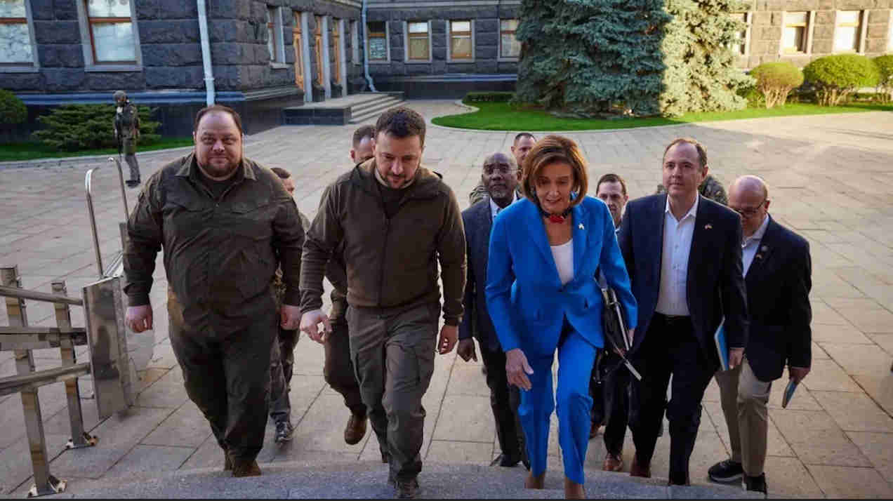 Elensky, 82v Pelosi ja kynäniska-Schiff Ukrainan sotaa valvomassa.jpg
