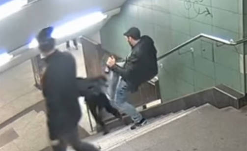 Nainen sai potkun selkäänsä ilman mitään ennakkovaroitusta. (KUVAKAAPPAUS VIDEOLTA / BERLIININ POLIISI)