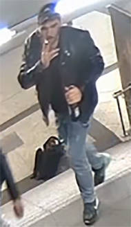 Potkun jälkeen tekijä vain poistuu paikalta kavereineen. (KUVAKAAPPAUS VIDEOLTA / BERLIININ POLIISI)