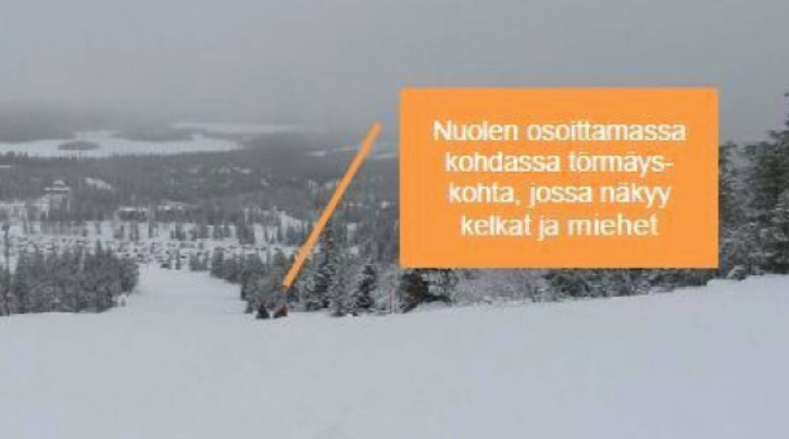 Poliisi kuvasi törmäyspaikkaa tutkintatoimiensa aikana. Törmäys tapahtui nuolen osoittamassa kohdassa. KUVA: POLIISI