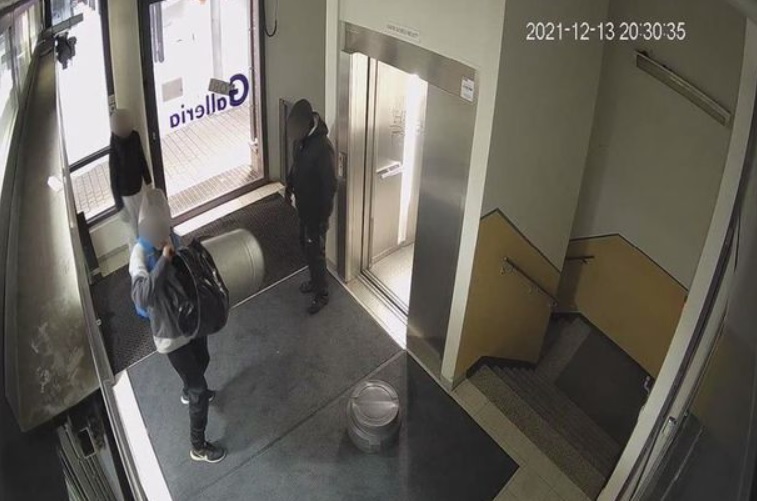 Nuoret tallentuivat valvontakameraan ennen tekoa. POLIISI