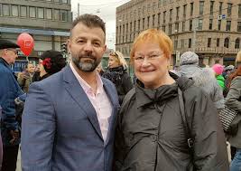 Syyttäjän mukaan Rami Adham (kuvassa vasemmalla) on ostanut dopingaineita tarkoituksenaan levittää niitä laittomasti. Kuvassa oikealla olevaa henkilöä ei epäillä mistään, mutta hänen tiedetään pahoinpidelleen suomalaisia henkisesti.
