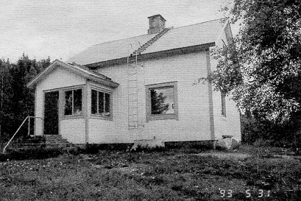 Unto Briskin talo. Murha tehtiin keittiössä, jonka ikkuna näkyykin kuvassa. poliisin kuva toukokuulta 1993.