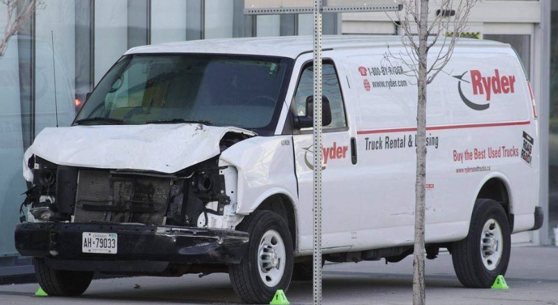 Nyt elinkautiseen vankeuteen tuomitun miehen käyttämä pakettiauto kuvattuna Torontossa huhtikuussa 2018. AFP / LEHTIKUVA<br />STT –AFP