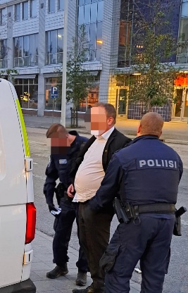 Aggressiivinen_ravintoloitsija_raudoissa.jpg