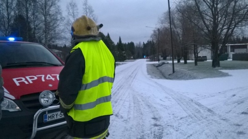 Räjähdys tapahtui rivitalon autokatoksessa Korsnäsin keskustassa. Kuva: Minna Hirvelä