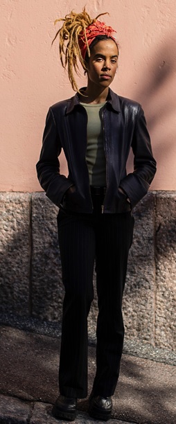 Farhia Omerin, 22, mielestä journalismissa tulisi huomioida eriarvoisuuden moniulotteisuus. ”Rasismissa on enemmän kyse vallasta ja sen tuottamisesta kuin väristä. Se on hierarkia, joka on luotu oikeuttamaan ihmisten hyväksikäyttöä. Se on kokonainen järjestelmä, josta asenteet, uskomukset ja käyttäytymismallit juontuvat.” Kuva Juha-Pekka Huotari.