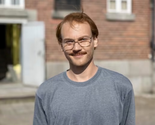 Maskeeraussuunnittelija Merja Ritaranta on luonut Elias Salosen ilmeen palkkamurhaajaksi. Kuva: Ville Välimäki / Yle