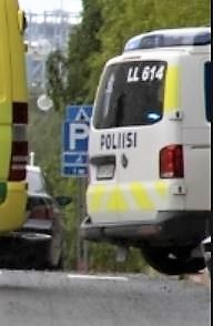 tsekkaas_poliisiauton_takarengas_onko_kosketus_katuun_vai_onks_auto_ilmassa.JPG