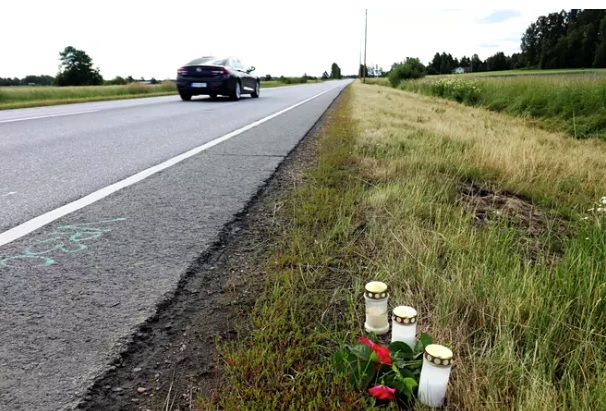 Tähän päättyi mopoauton matka Eurassa. Onnettomuus vaati yhden kuolonuhrin. Mopoauton kuljettaja loukkaantui vakavasti. KUVA: ERKKI SAARINEN/SANOMA