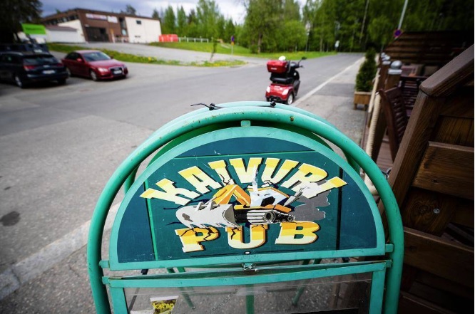 Välikohtaus tapahtui asvaltoidulla kadulla noin kymmenen metrin päässä lähiöpubista, joka oli juuri sulkenut ovensa siltä yöltä. KUVA: JAAKKO HEISKANEN