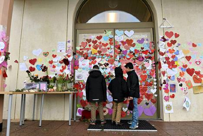 Uppsalan moskeijan sisäänkäynti rakkauspommitettiin aikoinaan sydämillä ja tsemppiviesteillä.jpg