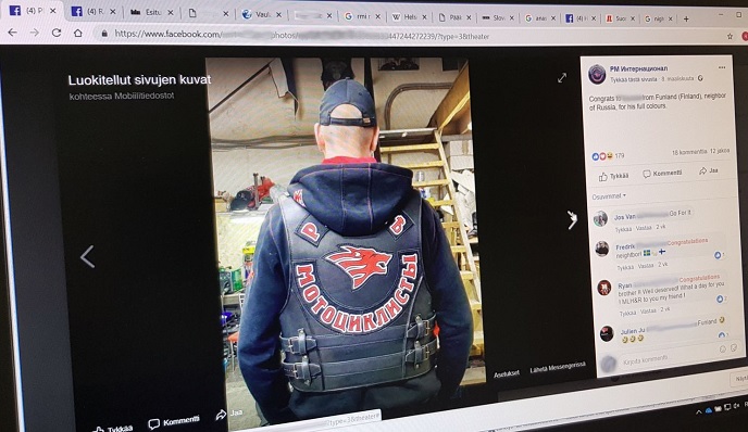 Suomalaismies poseeraa uudessa liivissään Night Wolvesin Fb-sivuilla. Kuva IL