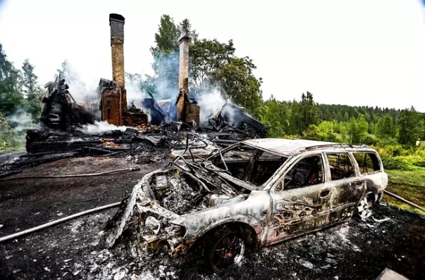Entinen koulurakennus ja pihalla ollut auto tuhoutuivat palossa. KUVA: MIKA KANERVA / AAMULEHTI