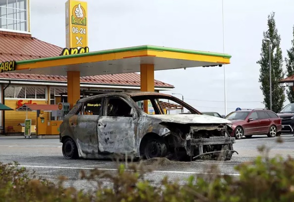Epäilty sytytti Porista varastamansa auton tuleen Kiikoisten ABC:llä ennen kuin jatkoi matkaansa huoltoasemalta varastamallaan moottoripyörällä. KUVA: KARI MANKONEN
