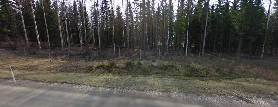 Siinä kohdin missä on se mökki ja edelleen auton palamispaikka, näyttää moottoritien (vt7) kohdalta tältä. Hirviaita estää pääsyn vt7:lle.