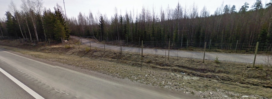 Vt7 louhoksen kohdalla. Pikkutien sulkee portti. Hirviaita täälläkin.