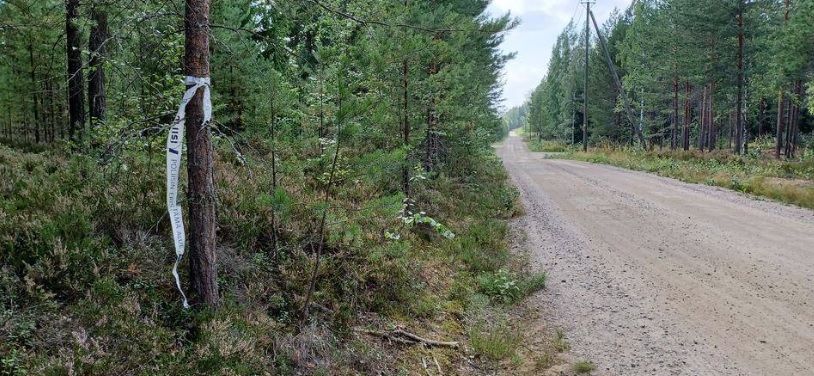 Poliisitutkinnan jäljet näkyvät yhä Isokivenkärjentiellä. Kuva Pirjo Kamppila / ess.