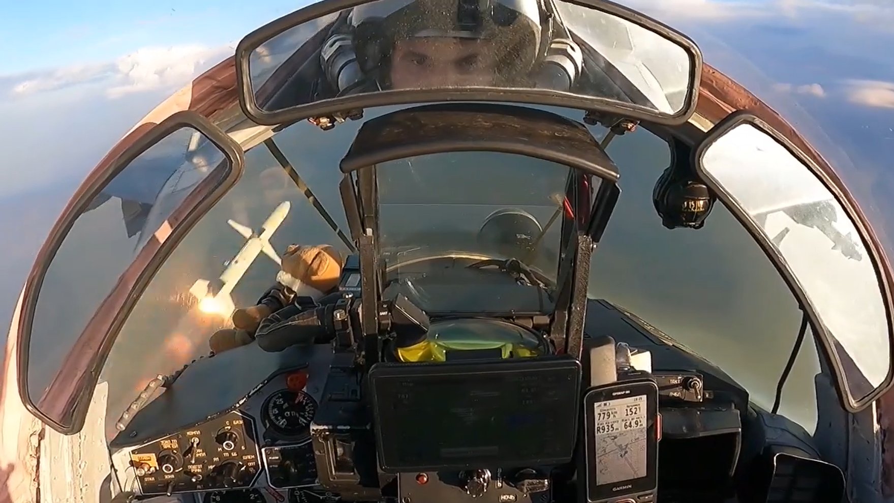 HARMin paikka - ukrainalainen Mig-29 ampuu AGM-88 HARM tutkaan hakeutuvan ohjuksen.jpg