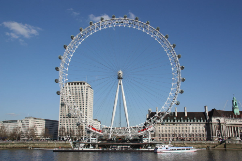 London Eye avattiin vuosituhannen vaihtuessa.jpg
