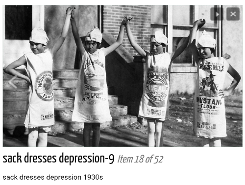 Tytöt pukeutuneena jauhosäkeistä tehtyihin mekkoihin 1930-luvun laman aikana Yhdysvalloissa.jpg