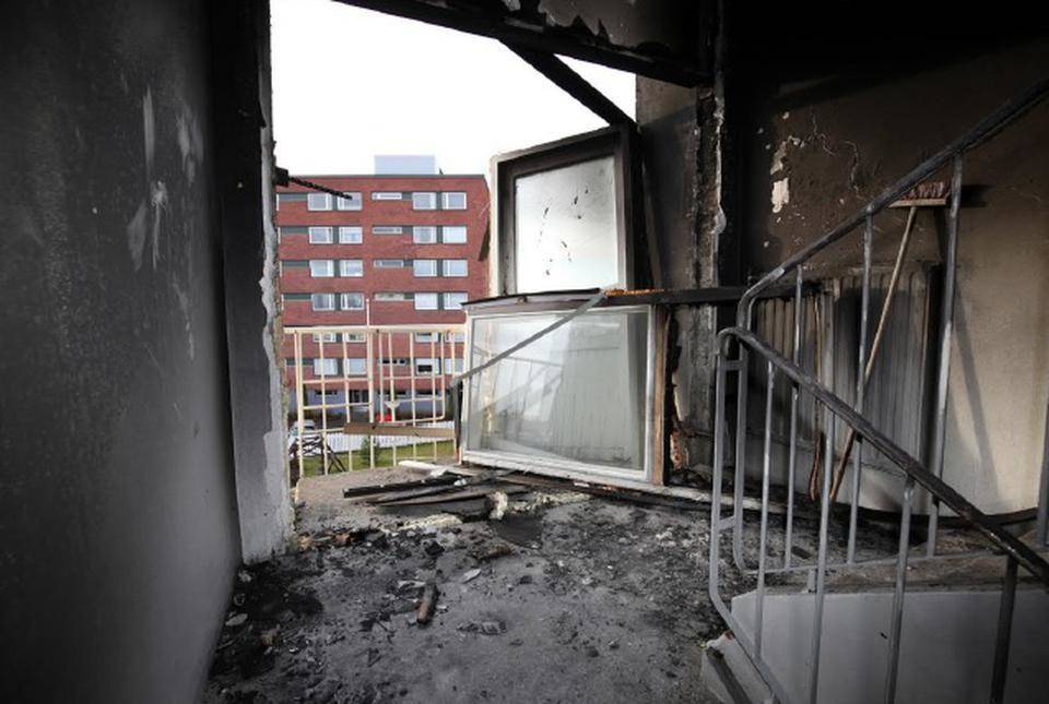 Bensiinihöyryjen räjähdyksen paineaalto rikkoi asunnon ulko-oven ja eteni sieltä porraskäytävää parvekkeelle. POLIISI