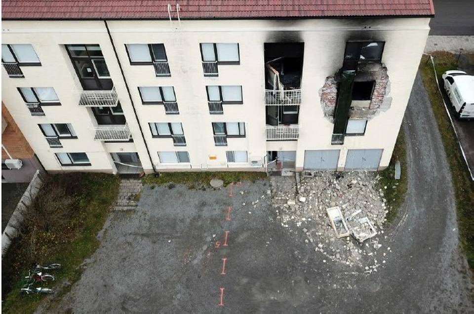 Kerrostalo vaurioitui poikkeuksellisella tavalla. Se korjattiin kuitenkin tuhotyön jälkeen. POLIISI