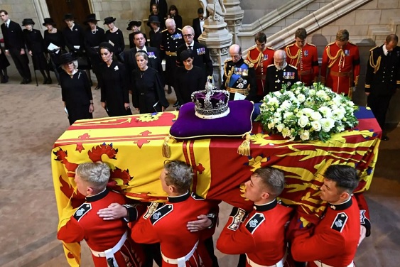 Kuningatar Elisabetia saatetaan haudan lepoon. Westminster Hallissa arkun toisella puolella seisovat rivissä mustiin pukeutuneina kuningatarpuoliso Camilla, prinssi Williamin puoliso, Walesin prinsessa Catherine, prinssi Edwardin puoliso, Wessexin kreivitär Sophie, prinssi Harryn puoliso, Sussexin herttuatar Meghan sekä prinssi Edward, Kentin herttua ja prinssi Richard, Gloucesterin herttua. KUVA: OLI SCARFF / LEHTIKUVA
