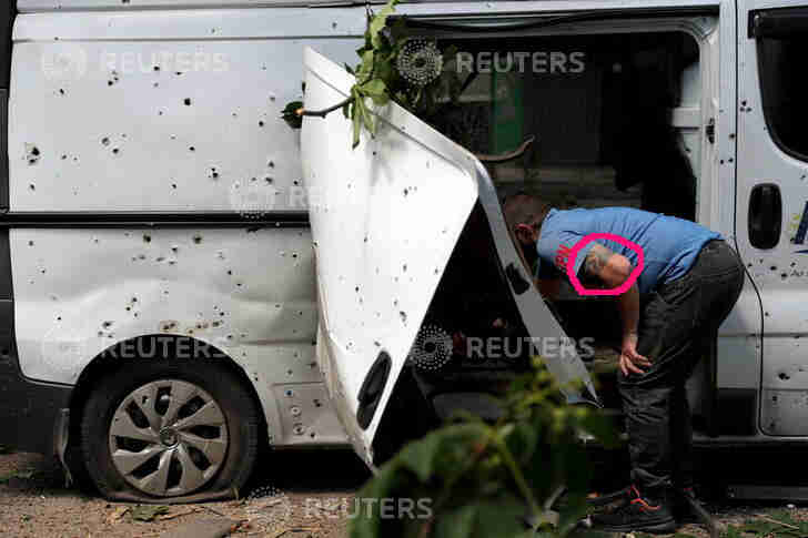 Ukrainatsi tarkastaa - Reuters ei tarkastanut kuvaansa ennen julkaisua.jpg
